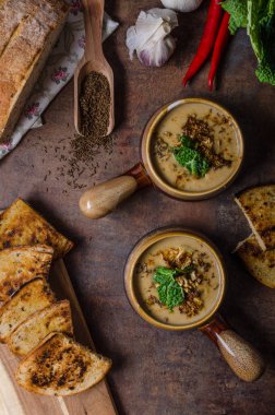 Kavrulmuş karnabahar ve lahana ile krem çorbası