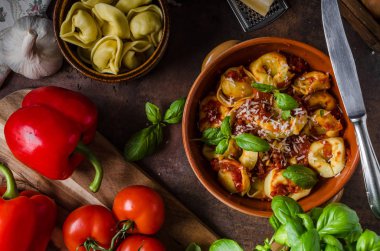 Domates soslu ev yapımı tortellini