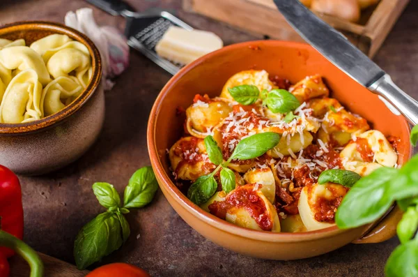 Tortellini casero con salsa de tomate —  Fotos de Stock