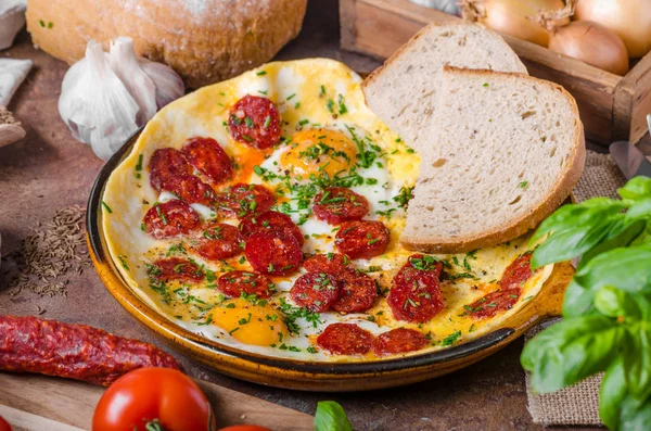 Tortilla con chorizo y hierbas — Foto de Stock