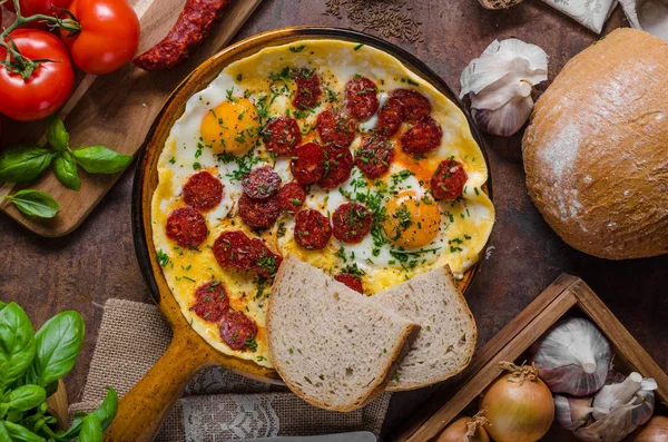 Omlet z chorizo i ziołami — Zdjęcie stockowe