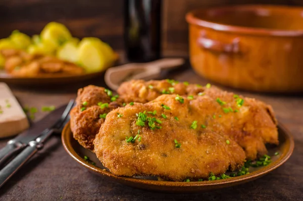 Schnitzel de salsicha com batatas — Fotografia de Stock