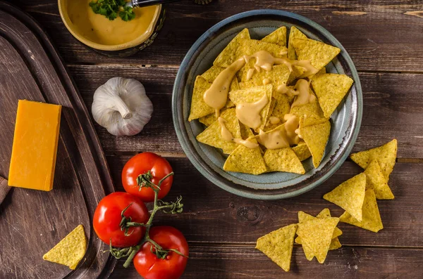 Nachos met zelfgemaakte kaas dip — Stockfoto