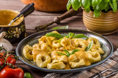 Peynir soslu Tortellini.