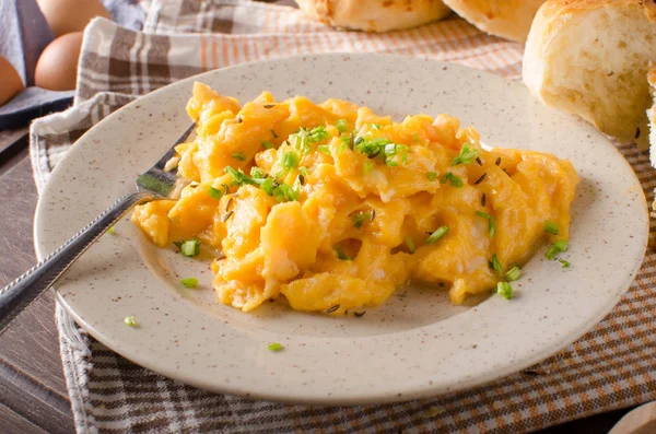 Rührei mit Brötchen — Stockfoto