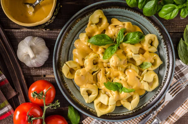 Tortellini with cheese sauce — Stock Photo, Image