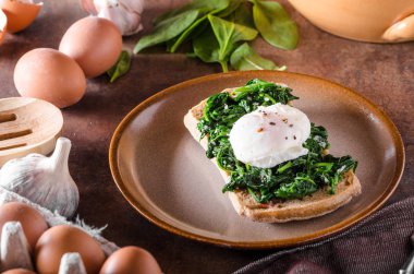Sarımsak Ispanaklı Yumurta benedict
