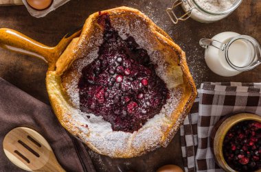 Hollandalı bebek gözleme çilek ile