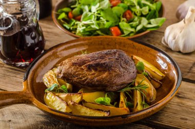 Sığır eti biftek otlar ve şarap