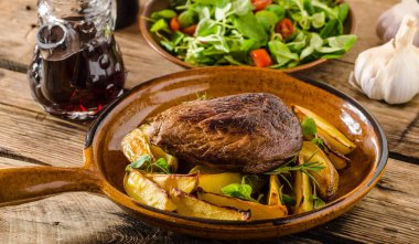 Sığır eti biftek otlar ve şarap