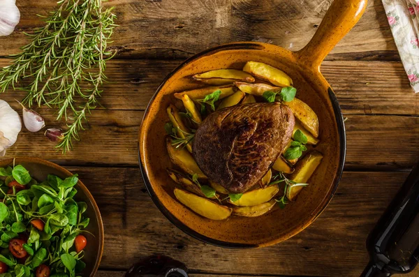 Rindersteak mit Kräutern und Wein — Stockfoto