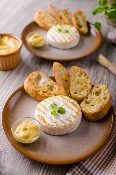 Camembert alla griglia con senape di Digione — Foto Stock