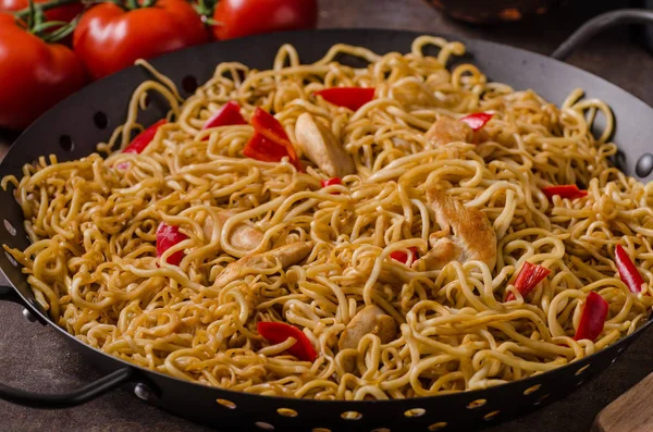 Chinese noodles chicken — Stock Photo, Image