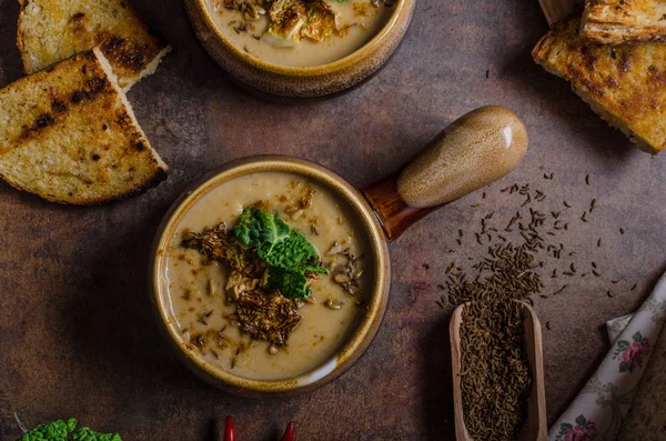 Sopa cremosa con coliflor tostada y col —  Fotos de Stock