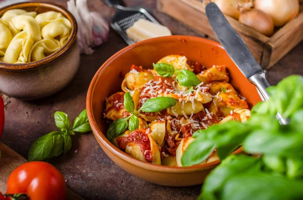 Tortellini casero con salsa de tomate —  Fotos de Stock