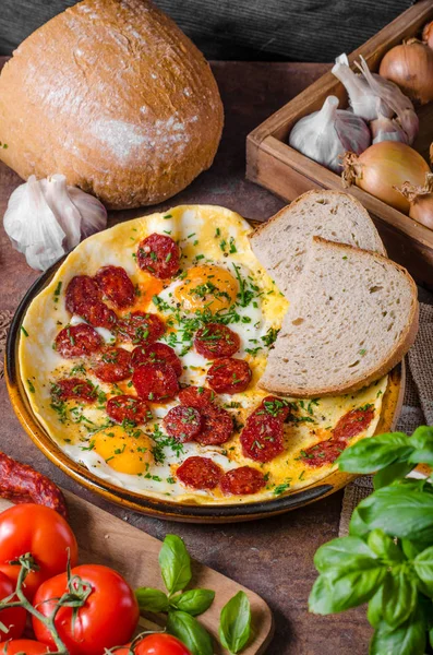 Tortilla con chorizo y hierbas —  Fotos de Stock