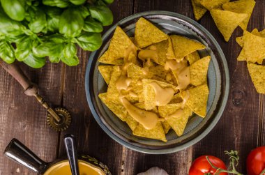 Cips ile ev yapımı peynir dip