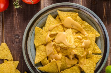 Cips ile ev yapımı peynir dip