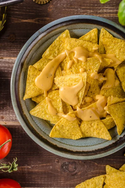 Nachos avec trempette au fromage maison — Photo