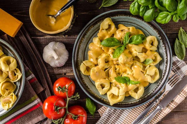 Tortellini con sugo di formaggio — Foto Stock