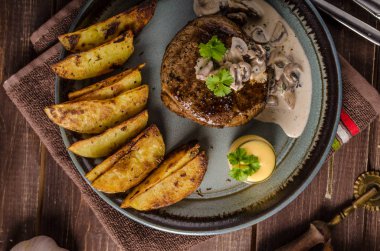 Biber sosu ve mantar biftek