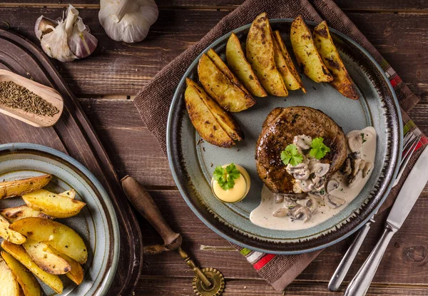 Filete con salsa de pimienta y champiñones — Foto de Stock