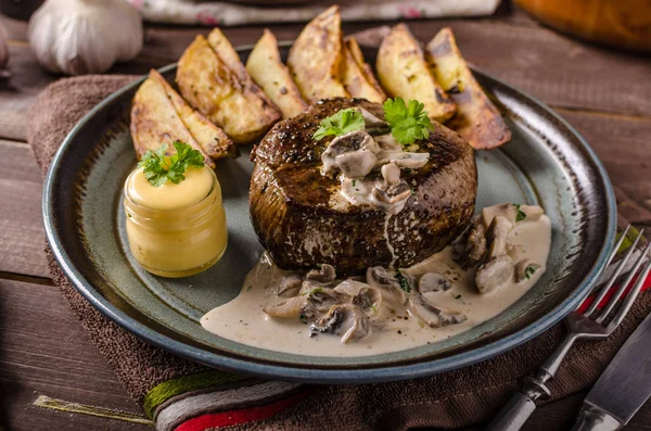 Filete con salsa de pimienta y champiñones — Foto de Stock