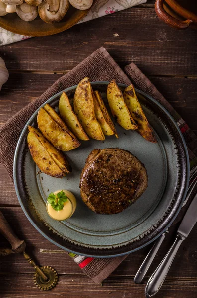 Filete con salsa de pimienta y champiñones — Foto de Stock