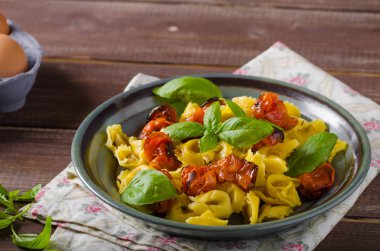 Tortellini kavrulmuş sebze ve otlar ile