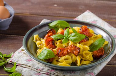 Tortellini kavrulmuş sebze ve otlar ile