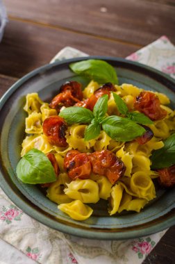 Tortellini kavrulmuş sebze ve otlar ile