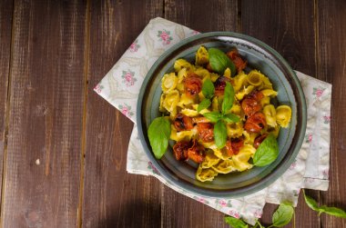 Tortellini kavrulmuş sebze ve otlar ile