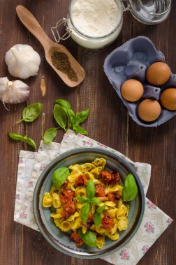 Tortellini kavrulmuş sebze ve otlar ile