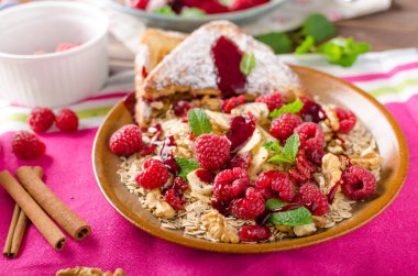 Fransız tostu ve böğürtlen