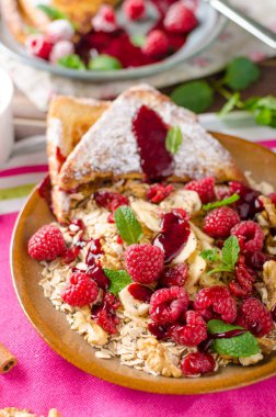 Fransız tostu ve böğürtlen