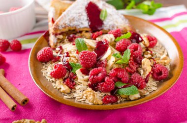 Fransız tostu ve böğürtlen