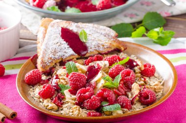 Fransız tostu ve böğürtlen