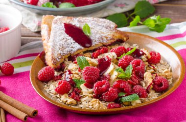 Fransız tostu ve böğürtlen