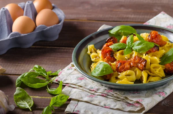 Tortellini with roasted vegetable and herbs — Stock Photo, Image