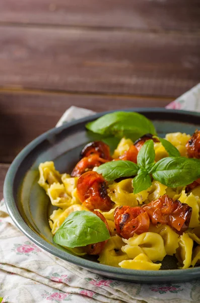 Tortellini kavrulmuş sebze ve otlar ile