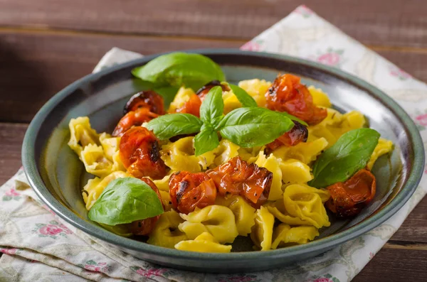 Tortellini kavrulmuş sebze ve otlar ile