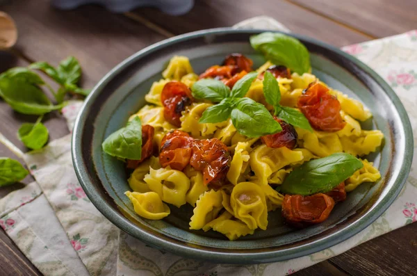 Tortellini con verduras asadas y hierbas —  Fotos de Stock