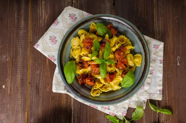 Tortellini kavrulmuş sebze ve otlar ile