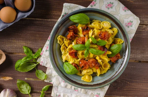 Tortellini with roasted vegetable and herbs — Stock Photo, Image