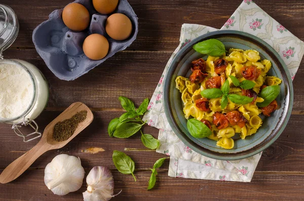 Tortellini kavrulmuş sebze ve otlar ile