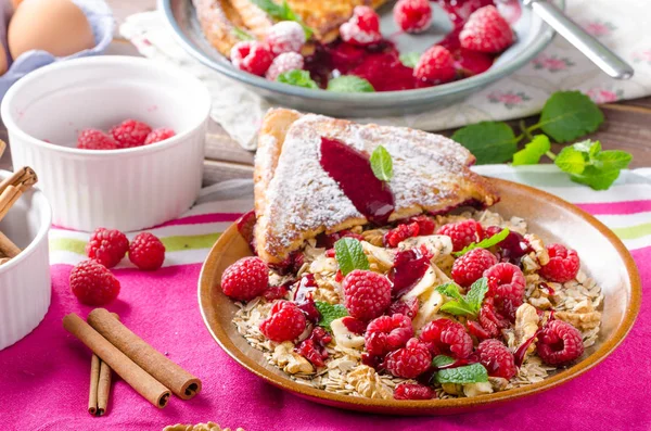 Tostadas francesas con bayas —  Fotos de Stock