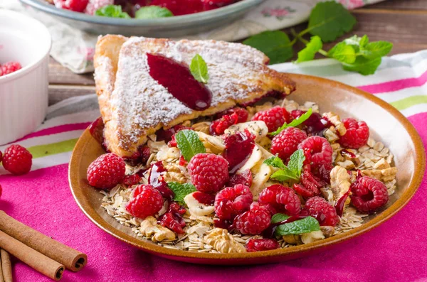 Fransız tostu ve böğürtlen