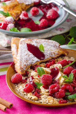 Fransız tostu ve böğürtlen