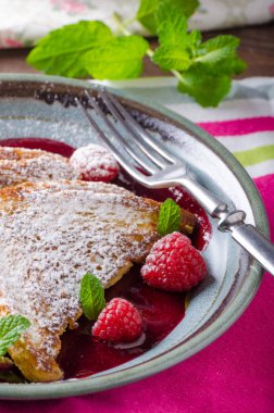 Fransız tostu ve böğürtlen