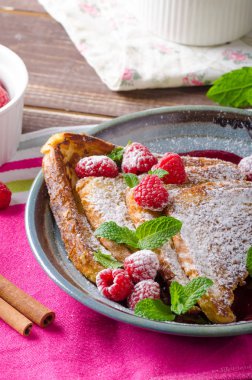 Fransız tostu ve böğürtlen